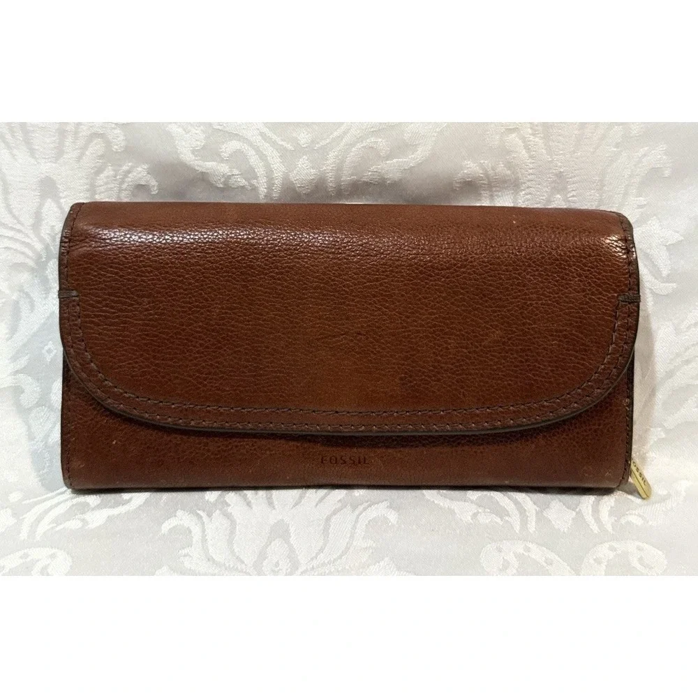 Fossil Women's Leather Cleo Clutch Wallet brown Color Used Some Spots